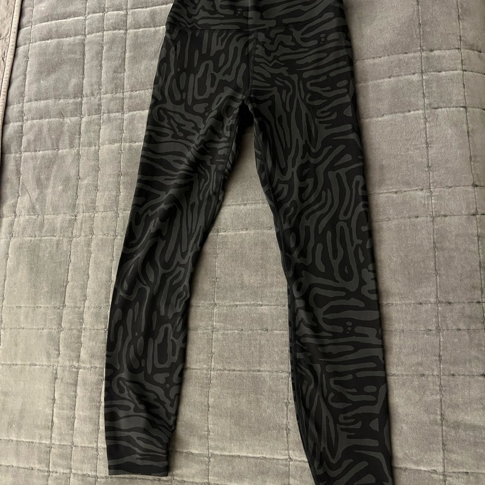 Womens Vuori brand animal print Leggings